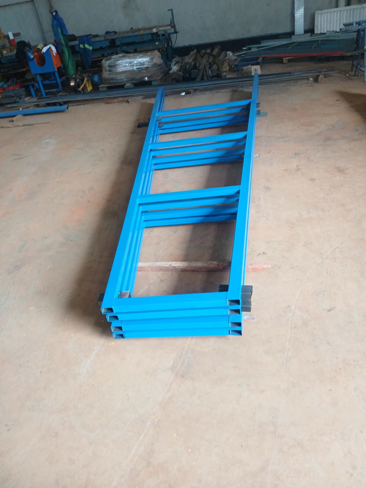 Escada metálica azul